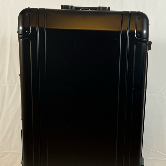 Zero Halliburton Matte Black Aluminium Suitcase 26” NWT $1743 - Picture 1 of 8